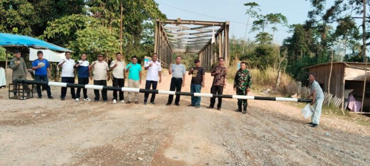 Truk ODOL Bikin Jalan Rusak, Pemkab Dharmasraya Pasang Portal di Simpang BRM, Sekda: Tindakan Kita Punya Dasar Hukum 1 Pemkab Dharmasrayamelakukan pemasangan portal jalan di ruas-ruas strategis jalan kabupaten. Salah satu lokasi utama yang kini mulai dipasangi di Simpang BRM, Durian Simpai, Nagari IV Koto Nan Dibawuah, Kecamatan Sembilan Koto. Foto: Jasman Rizal