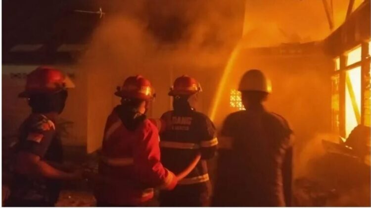 Dini Hari, Si Gulambai Habisi 1 Rumah di Seberangpadang 1 PEMADAMAN— Petugas Damkar Kota Padang berusaha melakukan pemadaman saat api sudah menjilati rumah Zarniwati, di jalan Seberang Padang Utara 2 No. 2, RT 003 RW 006, Kelurahan Seberang Padang Utara, Kecamatan Padang Selatan, Selasa (1/7) dinihari WIB.