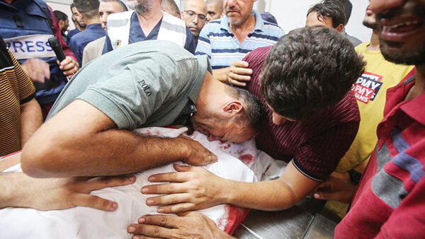 Kecam Serangan Israel yang Tewaskan Direktur RS Indonesia di Gaza, PUI Serukan Investigasi Internasional 1 DUKA— Warga Palestina bereaksi atas jenazah saat mereka berduka atas dokter Marwan al-Sultan, direktur Rumah Sakit Indonesia di Jalur Gaza utara, istrinya, putrinya dan saudara perempuannya, yang tewas dalam serangan Israel pada hari Rabu (2/7).