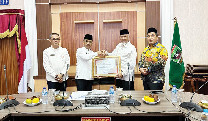 Bukan Sekadar Laporan Saja, Gubernur Ingatkan SPM Harus Berdampak kepada Masyarakat 1 PENGHARGAAN OPD— Gubernur Sumbar, Mahyeldi Ansharullah saat memberikan penghargaan kepada 14 OPD yang telah menerapkan SPM dengan baik di Istana Gubernur, Jumat (11/7).