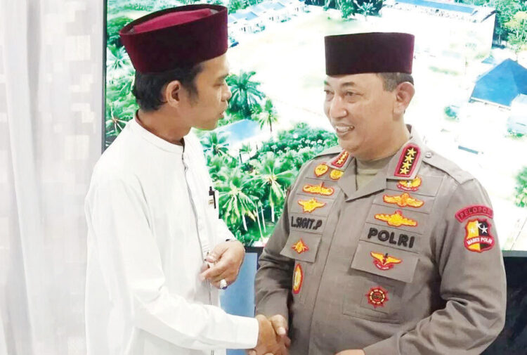 Kapolri Temui Ustadz Abdul Somad, Sinergi Ulama dan Umara untuk Keutuhan Bangsa 1 KUNJUNGAN SILATURAHMI— Kapolri Jenderal Listyo Sigit Prabowo melakukan kunjungan silaturahmi ke Pondok Pesantren Nurul Azhar, Pekanbaru, Riau, dalam kegiatan bertajuk Sambang Petang, pada Sabtu (12/7).