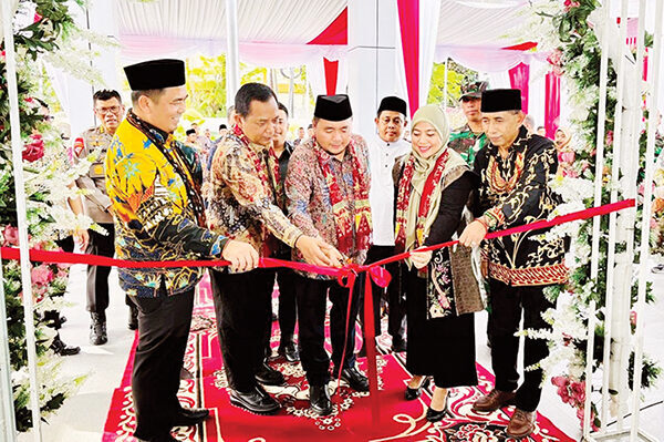 Gedung Baru, Semangat Baru, KPU Sumbar Siap Tingkatkan Layanan Demokrasi 1 PENGGUNTINGAN PITA— Ketua KPU RI Mochammad Afifuddin melakukan pengguntingan pita peresmian gedung baru KPU Provinsi Sumbar yang berada di Jalan Pramuka No. 9, Kota Padang, Jumat (11/7).