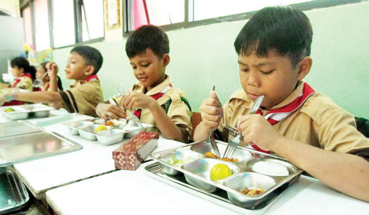 BGN Minta Tambah Anggaran Rp 118 Triliun untuk MBG, Komisi IX DPR Ingatkan Tak Hanya jadi Pemborosan Uang Negara 1 ILUSTRASI— Program Makan Bergizi Gratis (MBG).