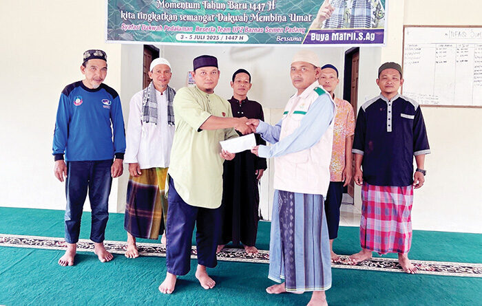 SAFARI DAKWAH MENTAWAI— Rombongan UPZ Baznas Semen Padang memulai Safari Dakwah di pedalaman Kabupaten Kepulauan Mentawai pada awal Juli kemarin. Dipimpin Ustaz Mafril, romobongan menaiki kapal boat kecil bermesin 15 PK—satu-satunya moda penghubung ke dusun-dusun terpencil untuk menempu misi menyentuh nurani.