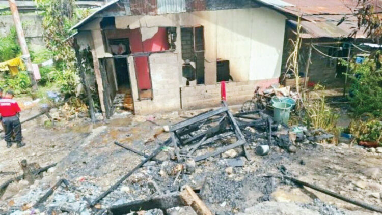 Rumah dan Kedai Minyak Terbakar, 2 Warga Terluka 1 2 22
