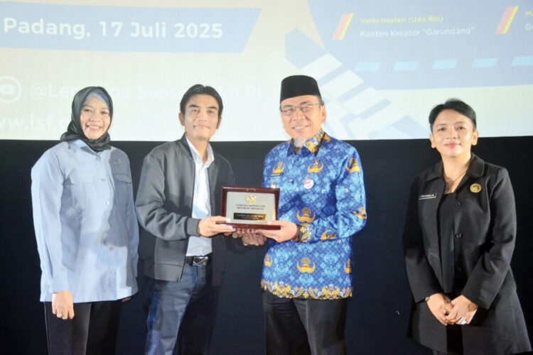 Gelar Nobar Assalamualaikum Baitullah, LSF Edukasi Masyarakat Budaya Sensor Mandiri 1 CINDERAMATA— Ketua LSF RI, Naswardi memberikan cinderamata kepada Wakil Wali Kota Padang, Maigus Nasir disela kegiatan sosialisasi “Gerakan Nasional Budaya Sensor Mandiri’, Kamis (17/7).