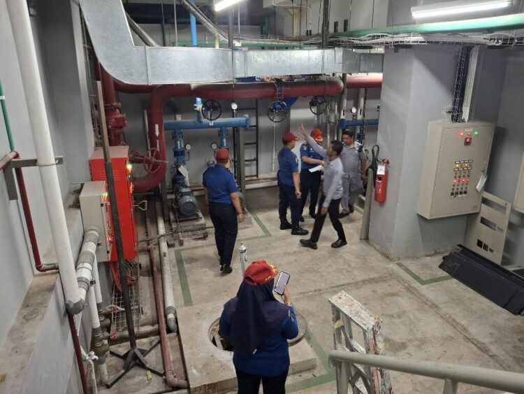 Menjaga Keamanan dan Kenyamanan Tamu Hotel, Damkar Padang Periksa Alat Proteksi Kebakaran Hotel 1 PEMERIKSAAN— Dinas Damkar Kota Padang mendatangi sejumlah hotel-hotel di Kota Padang untuk memastikan kelengkapan dan fungsi optimal alat proteksi kebakaran. Langkah proaktif ini diambil untuk menjamin keamanan dan kenyamanan maksimal bagi para pengunjung hotel yang diprediksi meningkat saat perayaan HJK Padang ke-356.