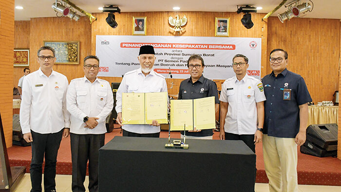 PT Semen Padang dan Pemprov Sumbar Teken Kesepakatan, Siap Dorong Energi Terbarukan dan Menjadi Pelopor Industri Hijau di Indonesia 1 KESEPAKATAN BERSAMA— Gubernur Sumbar Mahyeldi Ansharullah dan Plt Direktur Utama PT Semen Padang, Pri Gustari Akbar, melakukan penandatanganan kesepakatan bersama untuk memperkuat komitmen terhadap pembangunan berkelanjutan, di Wisma Indarung, beberapa hari lalu.