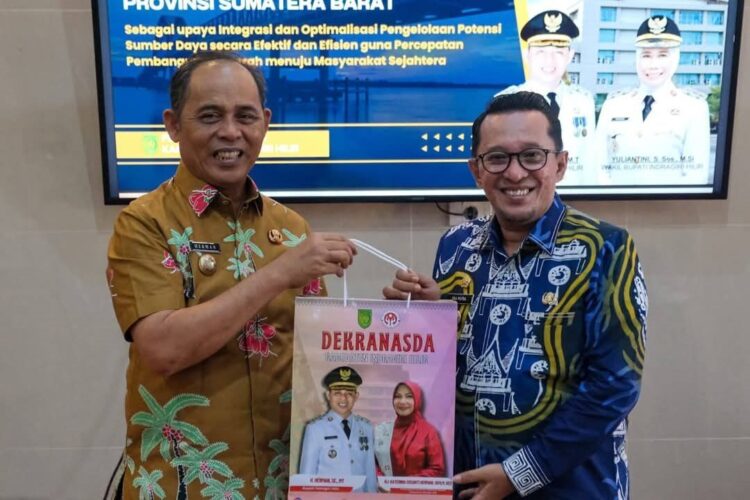 Sinergi Dua Daerah, Tanah Datar dan Inhil Saling Lengkapi Kebutuhan Pangan 1 BERTUKAR CINDERAMATA— Bupati Tanah Datar Eka Putra bertukar cinderamata dengan Bupati Inhil, Herman, di rumah dinas Bupati Inhil, Jumat (25/7).
