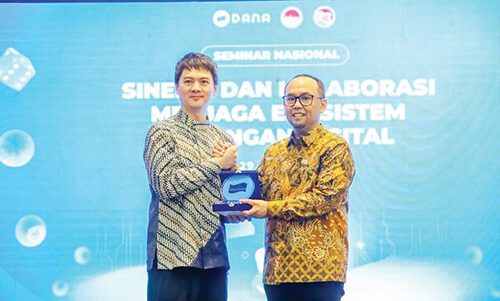 Lawan Judi Online, DANA dan PPATK Galang Kolaborasi Nasional 1 CINDERAMATA— CEO & Co-Founder DANA Indonesia Vince Iswara bersama Kepala PPATK Ivan Yustiavandana saling bertukar cinderamata usai melakukan kerjasama.