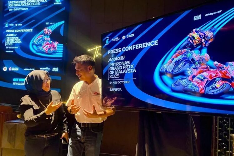 Mario Suryo Aji Cetak Sejarah di Moto2, Siap Sambut MotoGP Malaysia 2025 1 KONFERENSI PERS— CEO PETRONAS Sepang International Circuit Azhan Shafriman Hanif (kanan) dalam konferensi pers roadshow MotoGP Malaysia 2025 di Surabaya, Kamis (3/7).