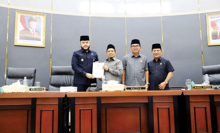 WALI KOTA Padang, Fadly Amran, menyerahkan Nota Penyampaian Ranperda APBD P Tahun Anggaran 2025 kepada Ketua DPRD, Muharlion.
