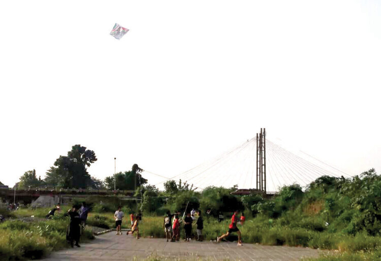 Bisa Ancam Keselamatan Penerbangan, AirNav Indonesia Minta Masyarakat Stop Main Layang-layang Dekat Bandara 1 ILUSTRASI— Bermain layang layang.
