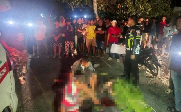 Kecelakaan Maut di Tanjung Bungkung, 2 Remaja Tewas di Tempat, Tabrak Truk Tangki yang Berbelok ke Gudang 1 KECELAKAAN MAUT-Kedua pengendara sepeda motor yang tewas usai menabrak truk tangki di Jalan Solok – Sumani disevakuasi ke rumah sakit.