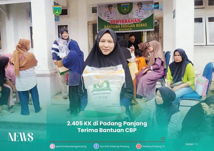 2.405 KK di Padang Panjang Terima Bantuan CBP 1 BAHAGIA—Terlihat seorang warga Kota Padangpanjang, tersenyum bahagia setelah membawa bantuan dari pemerintah berupa beras.
