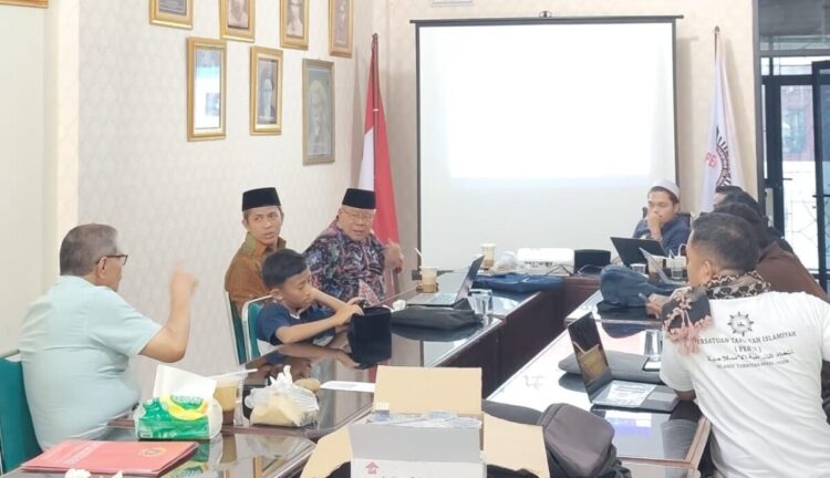 Bakal Dihadiri Ketua Umum M Syarfi Hutauruk, Perti dan Perwati Sumbar Gelar Musda Pekan Ini 1 Ketua PD Perti Sumbar, Prof. Sufyarma Marsidin bersama panitia musda rapat persiapan Musda Perti dan Perwati Sumbar
