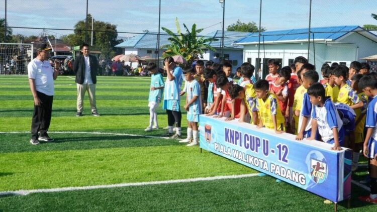 Perebutkan Piala Wali Kota Padang, 24 SSB Ikuti Festival KNPI Cup U-12 1 FESTIVAL KNPI CUP— Wakil Wali Kota Padang Maigus Nasir membuka Festival Sepak Bola Usia Dini KNPI Cup U-12 memperebutkan Piala Wali Kota Padang, di Lapangan Mini Soccer Tunggul Hitam, Rabu (9/7).