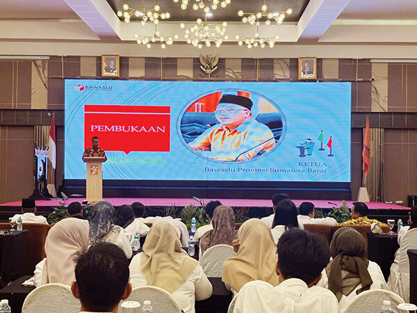 Bawaslu Sumbar Cetak 100 Kader Pengawas Partisipatif untuk Pemilu 2029 1 PENDIDIKAN PENGAWAS PARTISIPATIF— Bawaslu Provinsi Sumbar menggelar Pendidikan Pengawas Partisipatif bertajuk “Berfungsi dan Bergerak untuk Pemilu 2029 yang Bermartabat”. Kegiatan ini berlangsung selama tiga hari, 9–11 Juli 2025, di Hotel Pangeran Beach, Padang, dan diikuti oleh 100 kader pengawas partisipatif dari 19 kabupaten/kota se-Sumbar.