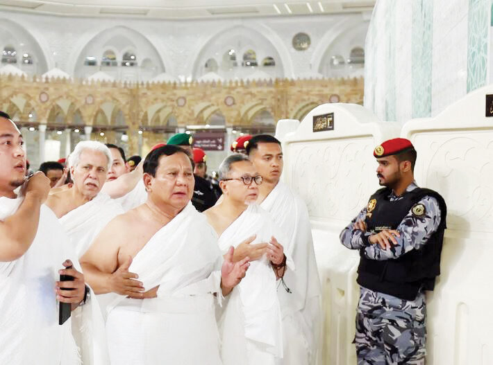 Kunjungan Kerja ke Arab Saudi, Presiden Prabowo Sempatkan Umrah dan Cium Hajar Aswad hingga Masuk ke Dalam Kakbah 1 IBADAH UMRAH— Presiden Prabowo Subianto bersama pejabat negara sedang tawaf saat ibadah umrah.