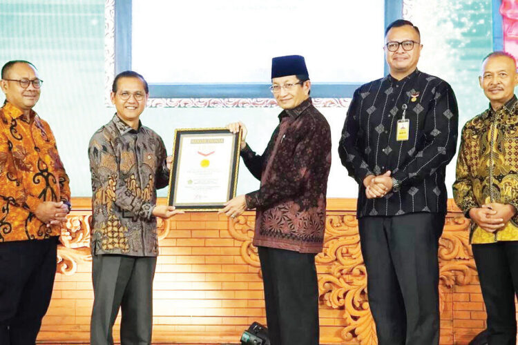 Diikuti 2.569 Umat Buddha, Pembacaan Kitab Suci Dhammapada secara Kolosal Berhasil Pecahkan Rekor 1 REKOR MURI— Menteri Agama (Menag) Nasaruddin Umar menerima langsung piagam penghargaan rekor itu dari Museum Rekor Indonesia (MURI) di Jakarta (13/7).