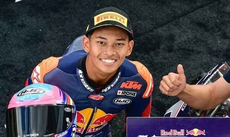 Duel Sengit 19 Putaran, Veda Pratama Menang Dramatis pada Rookies Cup 2025 Sachsenring 1 PEMBALAP MUDA— Pembalap muda Indonesia, Veda Ega Pratama, berhasil meraih kemenangan gemilang pada Balapan 2 Red Bull MotoGP Rookies Cup yang digelar Minggu (13/7).