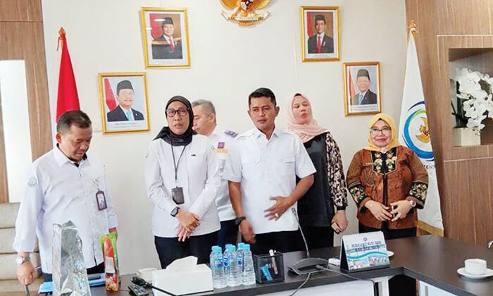 FGD Nasional Bahas Ikan Bilih sebagai Endemik Danau Singakarak, Pemkab Solok Dorong Pelestarian dan Pemanfaatan Berkelanjutan 1 BUPATI Solok, Jon Firman Pandu bersama Ketua TP PKK Kabupaten Solok Ny. Nia Jon Firman Pandu saat melakukan kunjungan ke Kementerian Kelautan dan Perikanan RI.