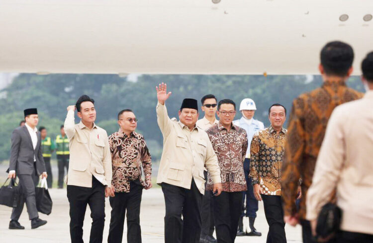 15 Hari Lawatan ke Luar Negeri, Prabowo Pulang Bawa Investasi Asing hingga Penguatan Posisi Indonesia di Kancah Dunia 1 KEDATANGAN— Presiden Prabowo Subianto tiba di di Lanud Halim Perdanakusuma, Jakarta, Rabu (16/7).