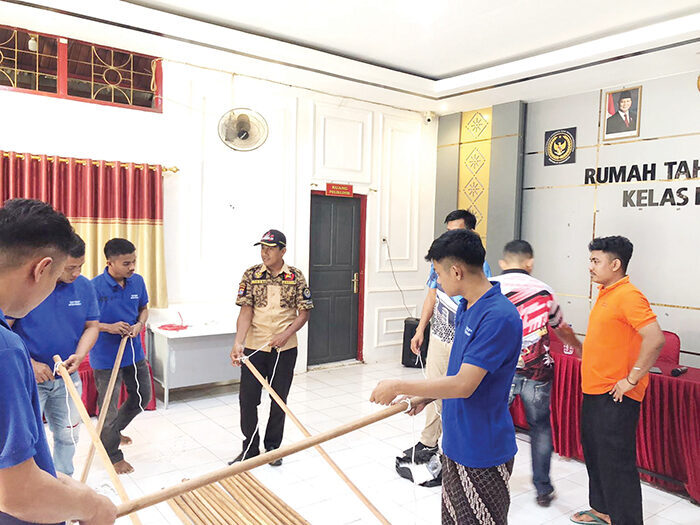 Dorong Kemandirian dan Karakter Positif, Warga Binaan Rutan Painan Dapat Pelatihan Pramuka 1 PEMBINAAN KEPRAMUKAAN— WBP Rutan Kelas IIB Painan, diberikan pembinaan kepramukaan oleh Kwarcab Gerakan Kepramukaan Kabupaten Pesisir Selatan, Sabtu (19/7).