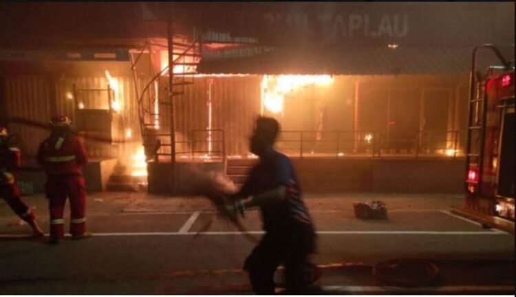 Danau Cimpago Membara, 5 Petak Toko Terbakar 1 PEMADAMAN API— Petugas Damkar Kota Padang berusahamemadamkan dan menjinkkan api yang membakar sejumlah toko di jalan Samudera, Danau Cimpago Purus, Kota Padang, pada Minggu (20/7) sekitar pukul 05.35 WIB. Total kerugian ditaksir mencapai Rp300 juta.