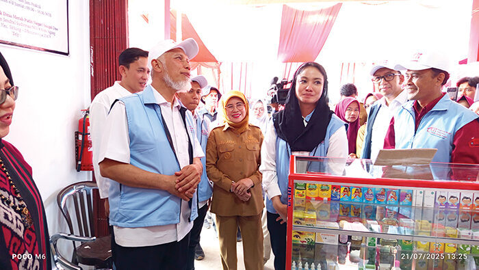 KDMP Sungai Duo Dharmasraya jadi Koperasi Percontohan Nasional 1 TINJAU— Gubernur Sumbar, Mahyeldi, dan Bupati Kabupaten Dharmasraya, Annisa Suci Ramadhani saat meninjau KDMP Nagari Sungai Duo.