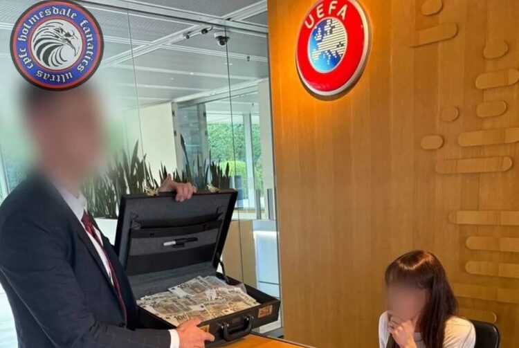 Diskualifikasi dari Liga Europa, Fans Crystal Palace Gempur UEFA dan CAS dengan Protes 1 PROTES— Kelompok Holmesdale Fanatics memberi sekoper uang palsu ke kantor UEFA sebagai bentuk protes.
