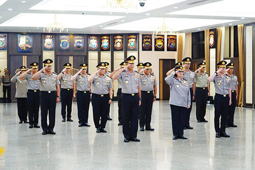 Sebanyak 17 Pati Polri Naik Pangkat, 1 Jadi Komjen dan 6 Jadi Irjen 1 NAIK PANGKAT— Belasan pati Polri mendapat kenaikan pangkat satu tingkat lebih tinggi. Termasuk seorang pati yang naik pangkat dari irjen menjadi komjen.
