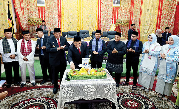 Momentum Peringatan HUT ke-23 Kota Pariaman, Kolaborasi Eksekutif dan Legislatif Menuju Kota Maju dan Religius 1 PEMOTONGAN tumpeng dalam rangka Peringatan HUT ke-23 Kota Pariaman, Rabu (2/7) di Ruang Rapat Utama DPRD Kota Pariaman.