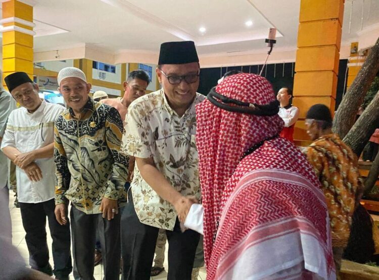 Disambut Haru di Kantor Bupati, 30 Jamaah Haji Pasbar Kloter 15 Tiba 1 30 Jamaah Haji Pasbar Kloter 15 Tiba