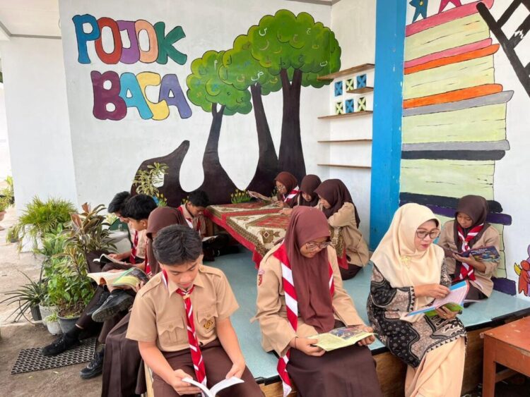 Perpustakaan Tanpa Dinding, SMPN 30 Hadirkan Program JOKLIDOR untuk Generasi Digital 1 Sejumlah siswa SMP Negeri 30 dan guru, memanfaatkan waktu untuk membaca di Pojok Literasi Outdoor (JOKLIDOR). Inovasi ini lahir sebagai bagian dari upaya sekolah untuk mengoptimalkan gerakan literasi yang telah berjalan selama lebih kurang 3 tahun.