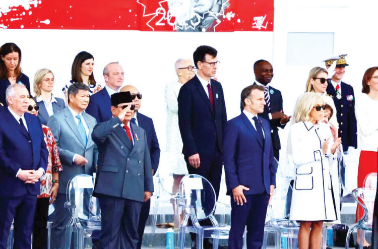 TNI Tampil Memukau dalam Parade Bastille Day 2025 di Prancis, Emmanuel Macron Sampaikan Terima Kasih ke Prabowo 1 PARADE BASTILLE DAY— Presiden RI Prabowo Subianto turut hadir mendampingi Presiden Prancis Emmanuel Macron dalam parade Bastille Day 2025 di Paris, Prancis, Senin (14/7).