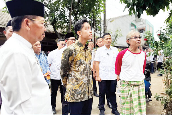 Blusukan Serap Aspirasi, Wapres Gibran: ke Lapangan Tuh Bukan Pencitraan 1 TINJAU— Wapres Gibran Rakabuming Raka meninjau langsung kawasan terdampak banjir di Perumahan Ciledug Indah 1, Kelurahan Pedurenan, Karang Tengah, Kota Tangerang, Jumat (11/7).