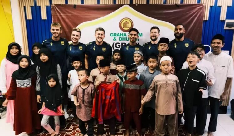 Tur Indonesia, Oxford United Tebar Kepedulian di Luar Lapangan 1 TEBAR KEBAIKAN— Pemain Oxford United saat mengunjungi Rumah Yatim Dhuafa di Jakarta.