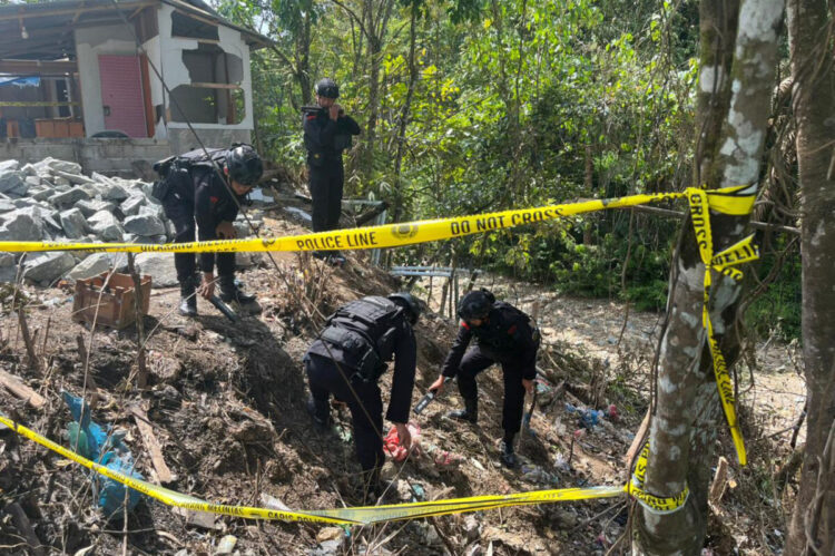Bahayakan Masyarakat Nagari Manggilang, Tim Jibom Polda Sumbar Musnahkan Temuan 262 Detonator Listrik 1 PENYISIRAN— Tim Jibom Gegana Satbrimob Polda Sumbar melakukan penyisiran di lokasi temuan ratusan detonator listrik di Jorong Mudik Pasar, Nagari Manggilang, Kecamatan Pangkalan Koto Baru.