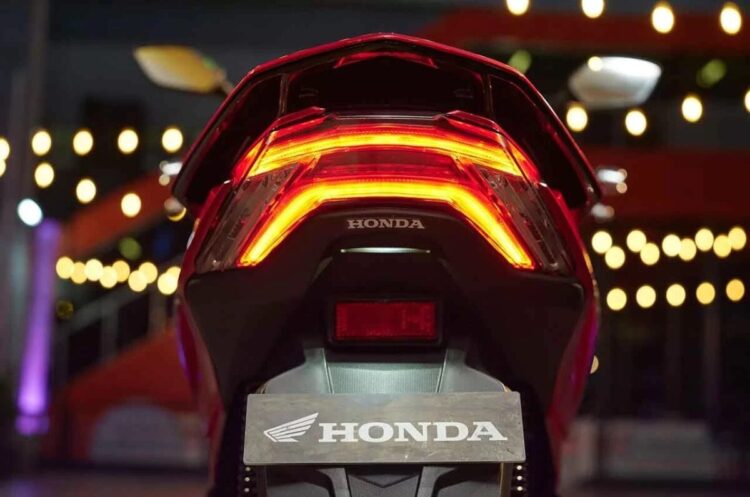 #Cari_Aman di Jalan, Honda Hayati bagikan Cara Gunakan Lampu Sein yang Benar 1 TIPS— PT Hayati Pratama Mandiri memberikan tips menggunakan lampu sein yang benar sat berkendara.