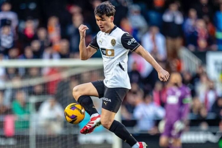 Pemain Incaran Tolak Kontrak Baru di Valencia, The Red Devils Siap Tebus dengan Rp 460 Miliar 1 INCARAN— Hugo Guillamon jadi incaran Manchester United.