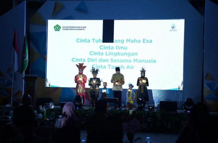 Kurikulum Berbasis Cinta Resmi Diluncurkan, Atasi Pendidikan yang Cenderung Menekankan Kognitif Siswa dan Cegah Bullying 1 PELUNCURAN— Menteri Agama Nasaruddin Umar dalam peluncuran Kurikulum Berbasis Cinta di Makassar pada Kamis (24/7) malam.