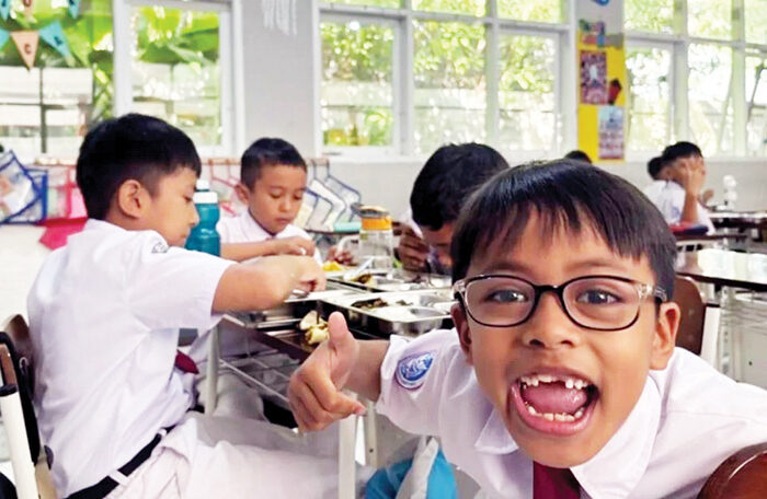 MBG Dinilai Bisa Wujudkan Indonesia Emas 2045, Setiap Anak Berhak Dapat Layanan Berkualitas 1 ILUSTRASI— Pemberian Makan Bergizi Gratis kepada para siswa sekolah dasar.