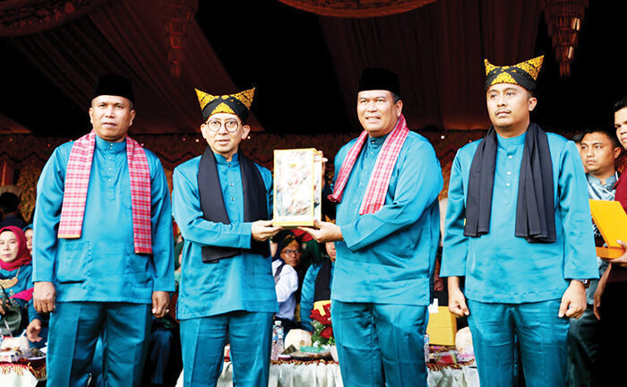 Menbud Fadli Zon Hadiri Puncak Pesona Hoyak Tabuik Piaman 2025, Tabuik jadi Simbol Budaya Adiluhung 1 Wali Kota Pariaman, Yota Balad, menyerahkan cinderamata kepada Menbud, Fadli Zon.