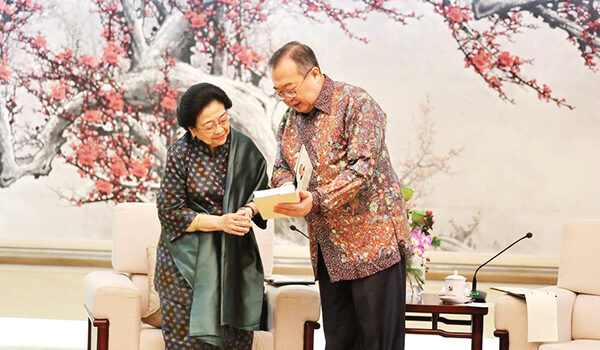 Megawati Dorong Indonesia dan Tiongkok Terus Tingkatkan Hubungan Diplomatik di Berbagai Sektor 1 HADIAH BUKU— Presiden ke-5 RI Megawati Soekarnoputri menerima hadiah sebuah buku dari Presiden Republik Rakyat Tiongkok Xi Jinping.