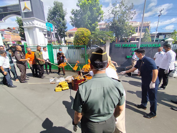 Hasil 66 Perkera Hukum yang Telah Inkracht, Kejari Payakumbuh Musnahkan 48 Kg Ganja dan 241 Gram Sabu 1 PEMUSNAHAN BB— Kejari Payakumbuh melakukan pemusnahan BB dari perkara tindak pidana yang telah memiliki kekuatan hukum tetap (inkracht), di halaman kantor Kejari, kawasan Koto Nan IV, Kelurahan Bulakan Balai Kandi, Kecamatan Payakumbuh Barat, Rabu (9/7).