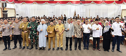 Forum Silaturahmi Gerakan Bersama Membangun Kabupaten Solok, Komitmen Bersama Bangun Daerah Berbasis Adat dan Kearifan Lokal 1 FOTO bersama peserta dan narasumber Forum Silaturahmi Gerakan Bersama Membangun Kabupaten Solok.