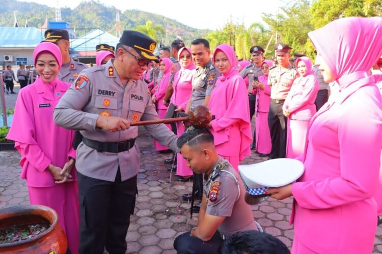 HUT Bhayangkara ke-79, 51 Personel Polres Pessel Diganjar Kenaikan Pangkat 1 PROSES KENAIKAN PANGKAT— Kapolres Pessel AKBP Derry Indra, pimpin prosesi penyiraman air bunga pada personel Polres Pessel yang diberi kenaikan pangkat, Senin (30/6).