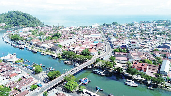 2 Alat Berat Diturunkan Keruk Sedimen Batang Arau, Sepanjang 530 Meter dari Jembatan Siti Nurbaya ke Arah Hulu Sungai 1 TRANSFORMASI BATANG ARAU— Kepala Dinas PUPR PUPR Kota Padang, Tri Hadiyanto, PPK OP SDA BWS Sumatera V Syatriawan dan pejabat lainnya, melakukan peninjauan kawasan Batang Arau, Jumat (4/7). Senin (7/7) Pemko akan melakukan pengerukan sedimen Batang Arau sepanjang 530 meter.