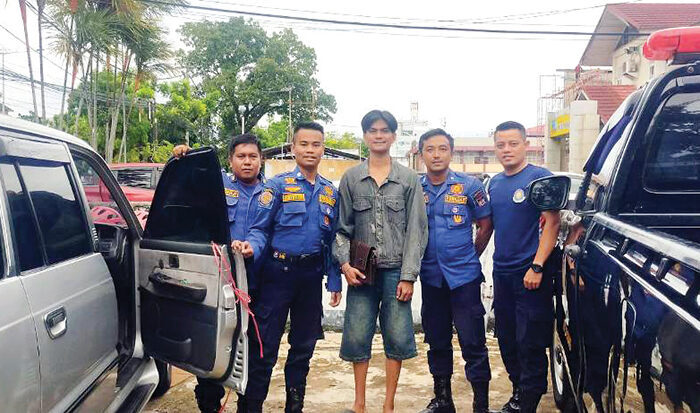 Panik Kunci Mobil Tertinggal, Warga Langsung Hubungi Damkar, Evakuasi 15 Menit Tanpa Lecet 1 EVAKUASI KUNCI MOBIL— Petugas Damkar Kota Padang dengan sigap berhasil membuka mobil seorang warga yang terkunci, dan mengevakuasi kunci yang tertinggal di dalamnya. Evakuasi berlangsung 15 menit tanpa lecet dan merusak mobil.